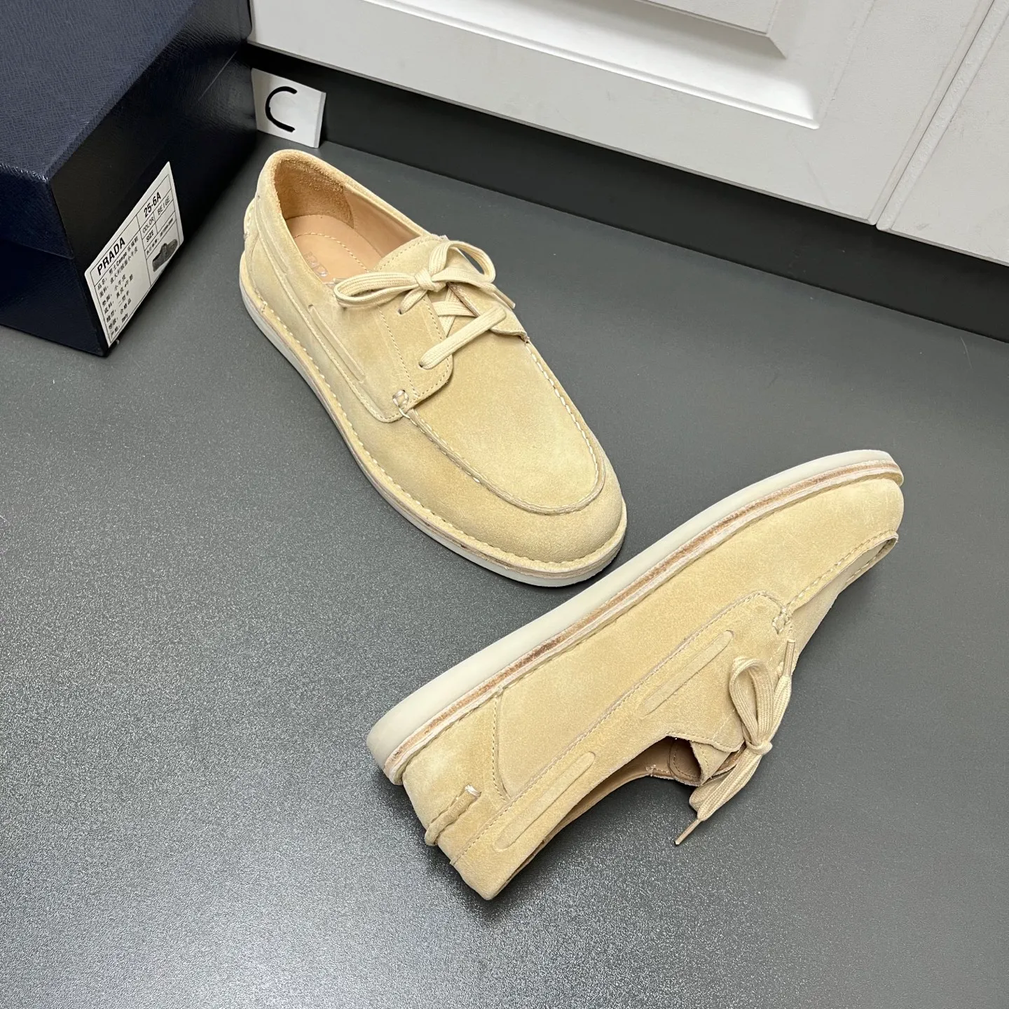 💰840 Prada men's new lace-up leather loafers. Made of flocked two-layer cow leather, these shoes combine classic design with handmade details, blending sophistication with casual comfort. Designed in a lace-up style, with open-stitched seams on the skirt, 1.5cm white rubber soles with leather welts, dyed calfskin lining, and silver-labeled cowhide feet, the style is simple and elegant. C leather shoe size: 39/40/41/42/43/44 khaki original box packaging + dust bag